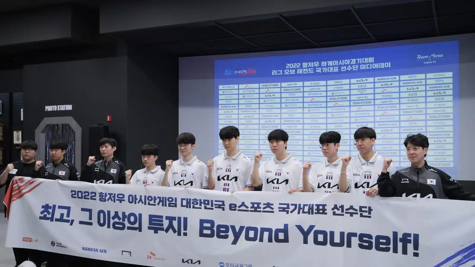 South Korea’s national esports team posing together before competing at the Hangzhou Asian Games