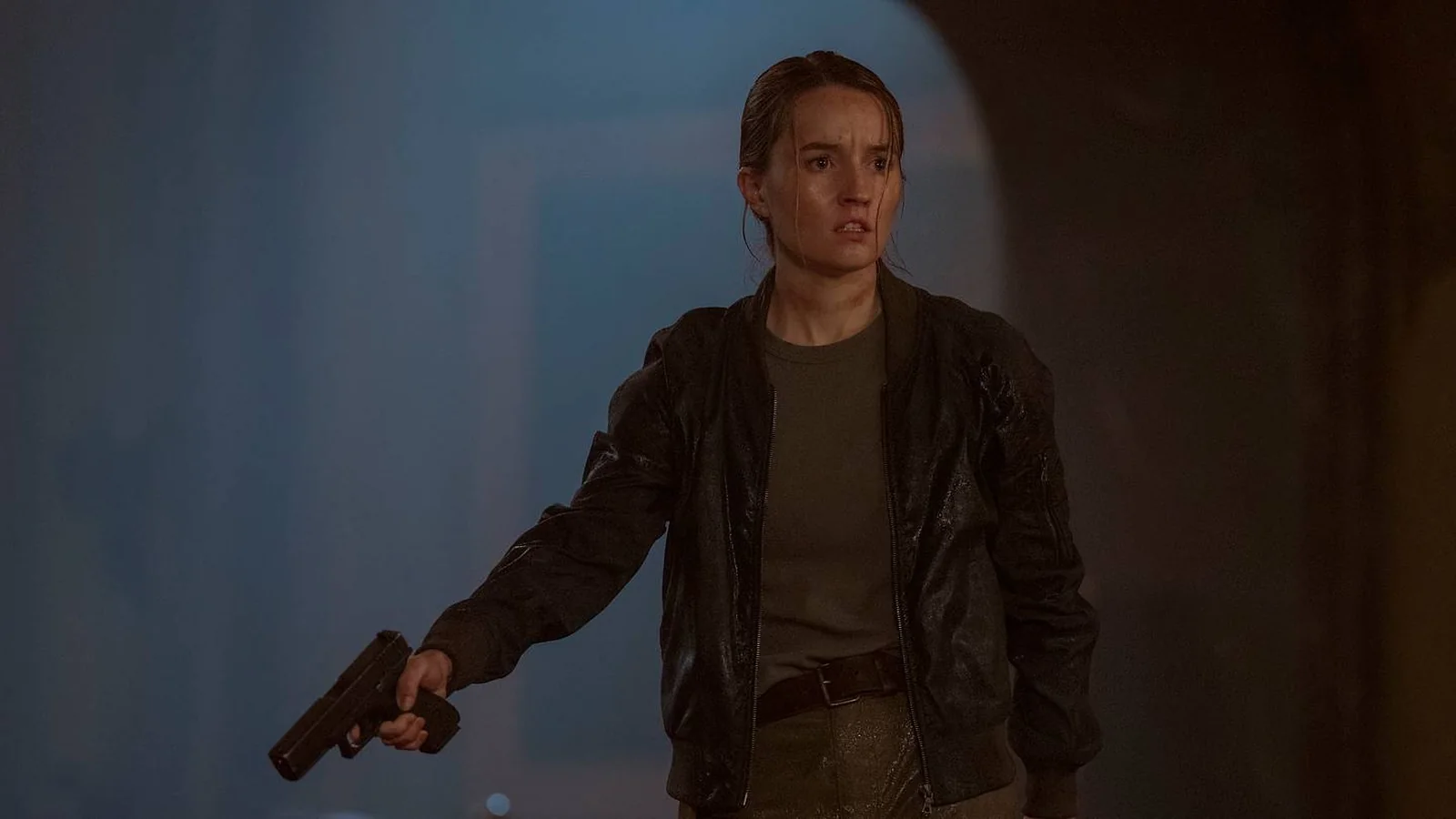 HBO Season 2 still of Kaitlyn Dever as Abby holding a handgun during a nighttime sequence